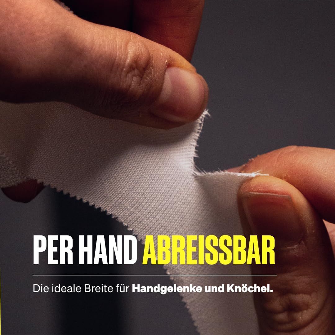 Hände reißen weißes Sporttape per Hand ein. Das Tape ist per Hand abreißbar.