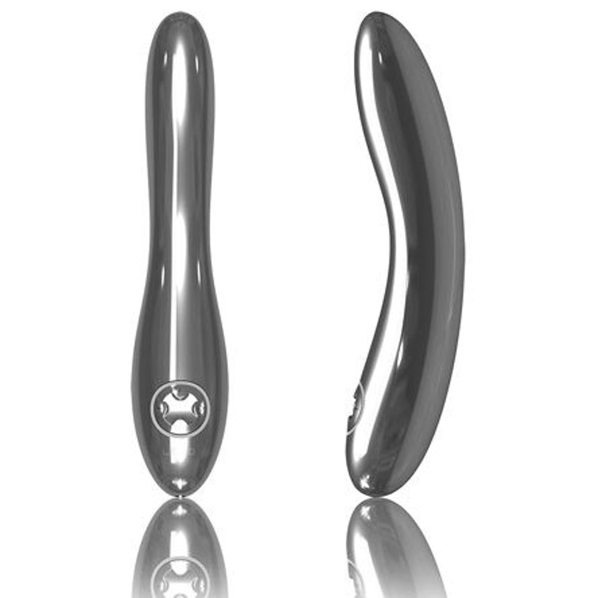 Silberfarbener Vibrator aus Edelstahl. Abgerundete Form mit Bedienknopf. Zwei Ansichten.