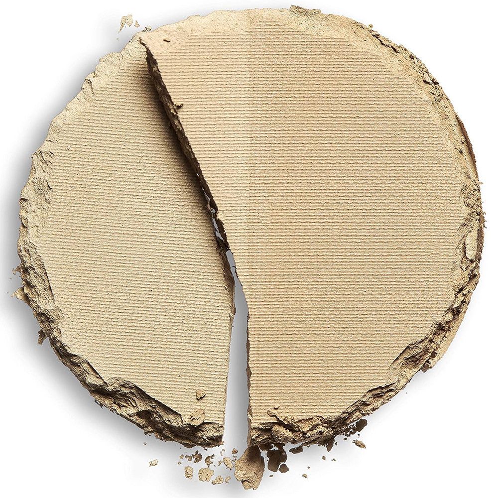 Runder Augenbrauenpuder, in zwei Teile geteilt. Helle, beige Farbe. Oberfläche mit feiner Textur.