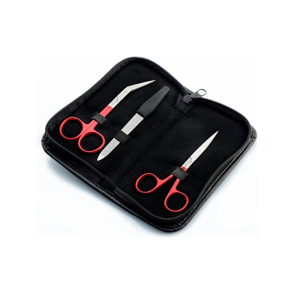 Schwarzes Etui mit drei Nagelpflege-Werkzeugen: zwei Scheren mit roten Griffen und eine Feile. Geöffnet, auf weißem Hintergrund.