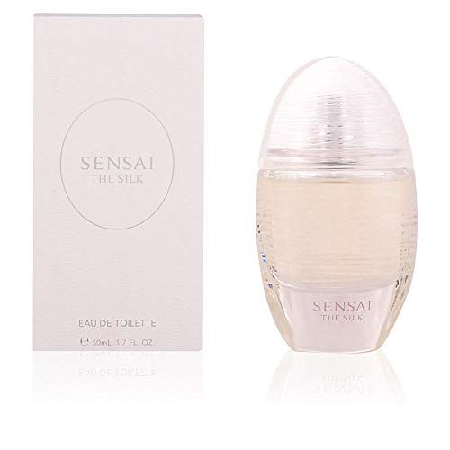 Weiße Verpackung und ovale Flasche. Auf der Verpackung steht "SENSAI THE SILK" und "EAU DE TOILETTE". Die Flasche ist durchsichtig.