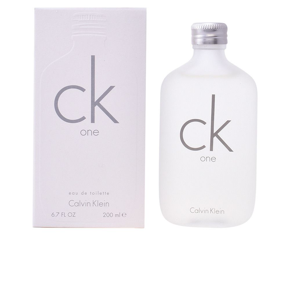 Weißer Karton und Flakon. Aufschrift: ck one, eau de toilette, Calvin Klein. Flakon mit silbernem Deckel.