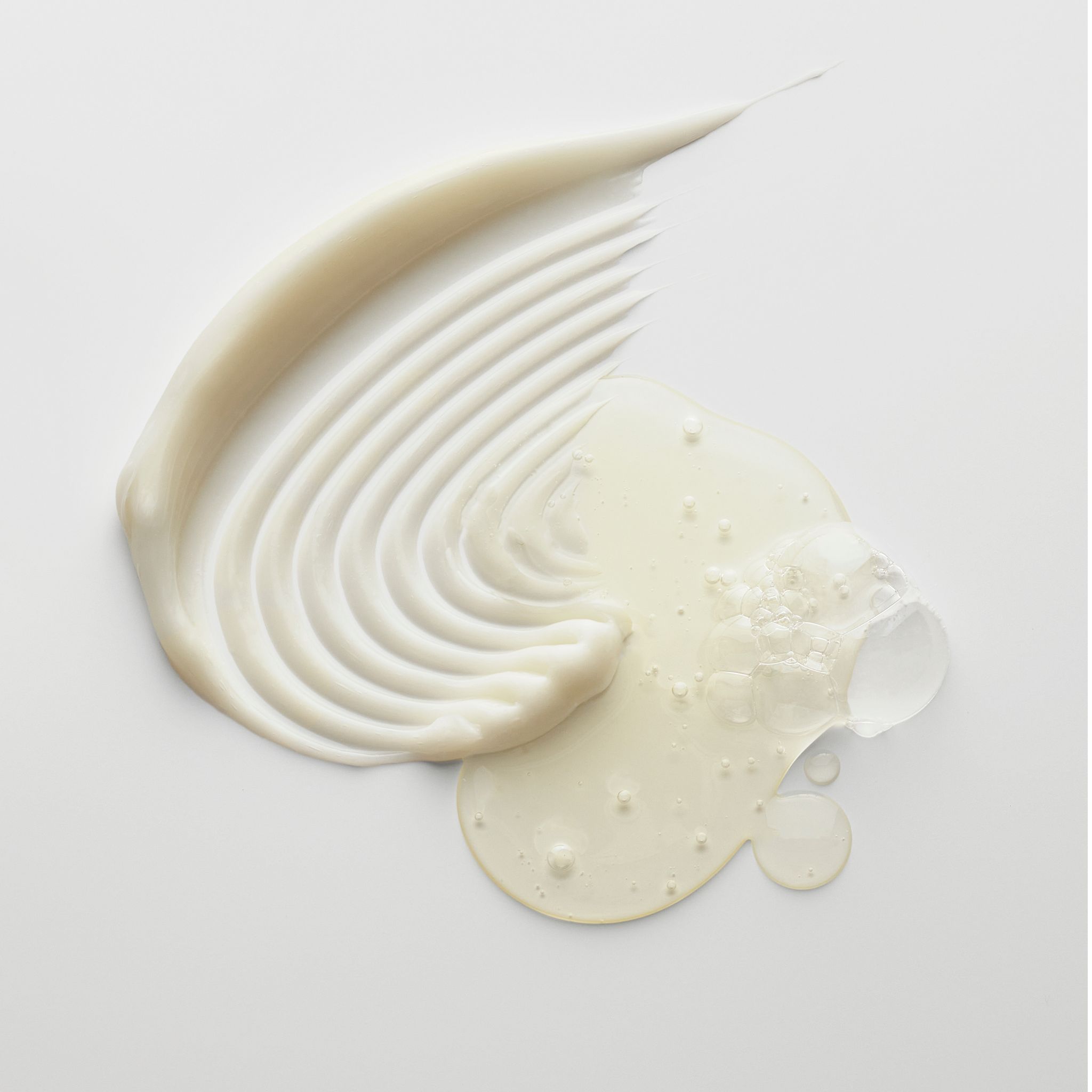 Texturproben von RevitaLash Thickening Shampoo und einer cremigen Spülung.
