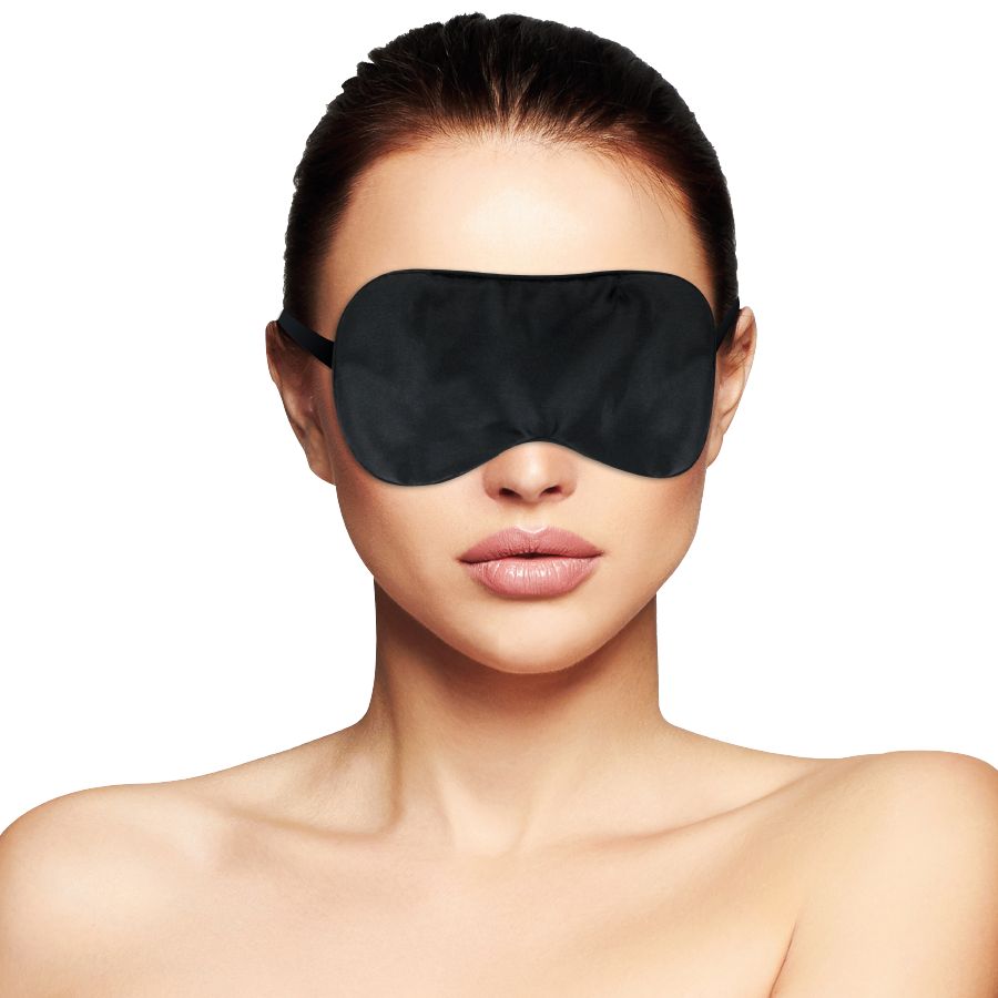 Schwarze Satin-Schlafmaske mit verstellbarem Band, die auf dem Gesicht einer Frau getragen wird.
