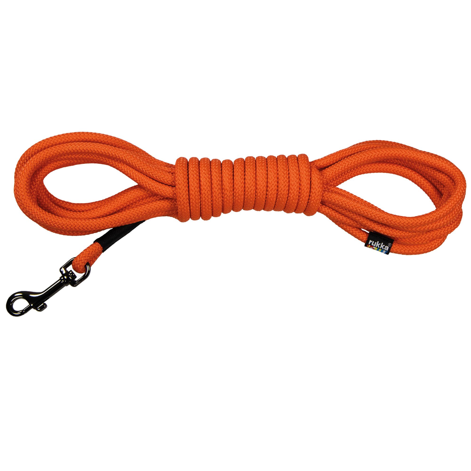 Ausgebreitete orangefarbene Hundeleine mit schwarzem Karabinerhaken. Marke Rukka.