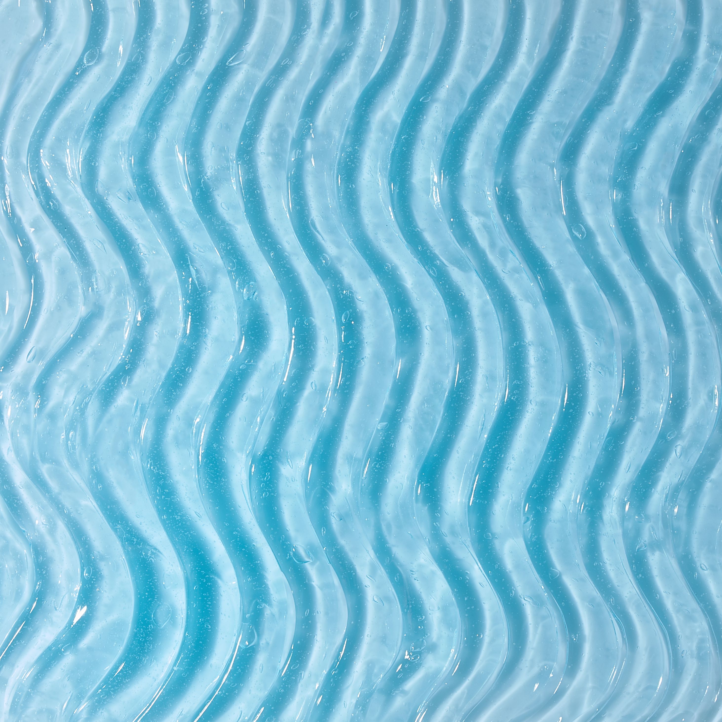 Nahaufnahme von blauem Gel mit wellenförmiger Textur. Keine Beschriftung sichtbar.