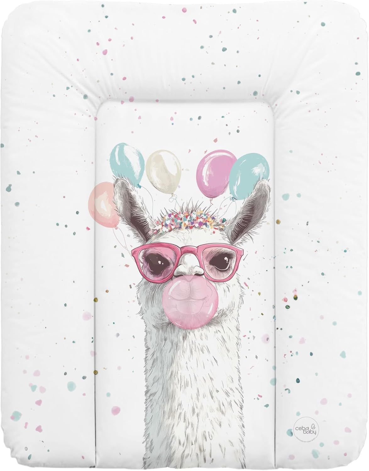 Weiße Wickelauflage mit Lama-Illustration. Das Lama trägt eine Sonnenbrille und hat einen Kaugummiblasen. Ceba Baby Logo.