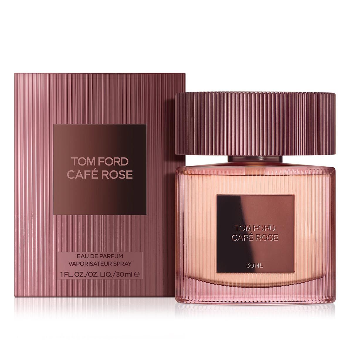 Rosa-farbenes Eau de Parfum mit Verpackung. Auf der Verpackung und dem Flakon steht "TOM FORD Café Rose".