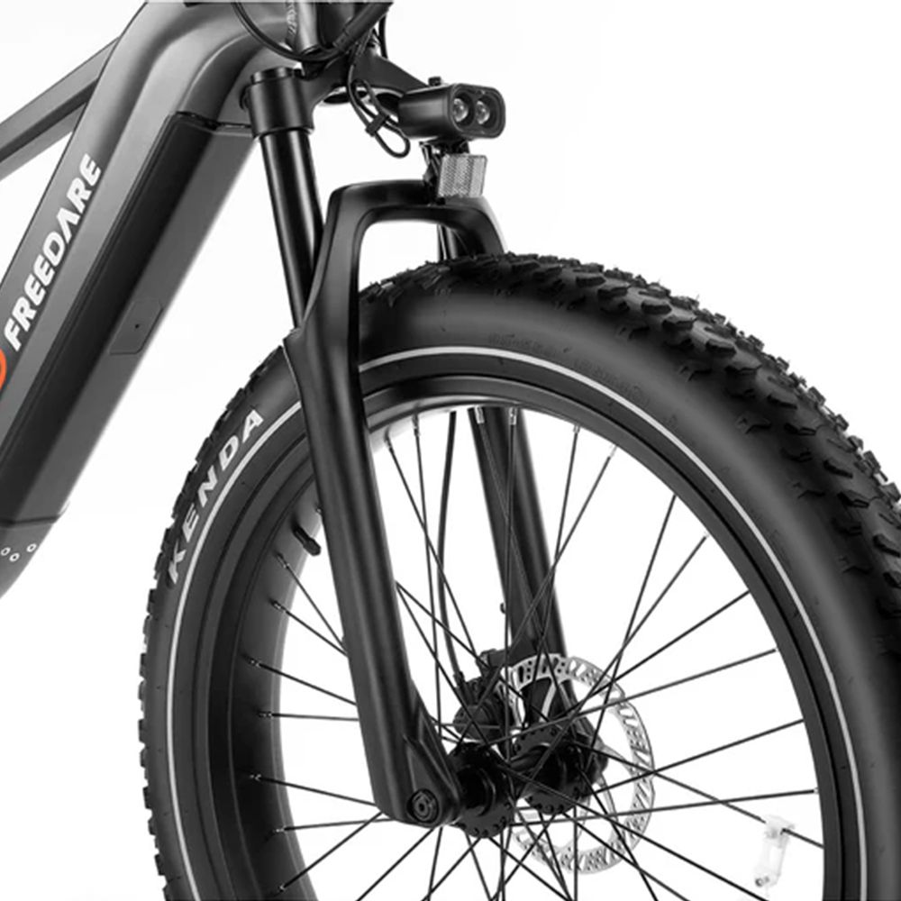 Nahaufnahme der Vorderradgabel und des Reifens eines schwarzen Elektrofahrrads. Kenda-Reifen.