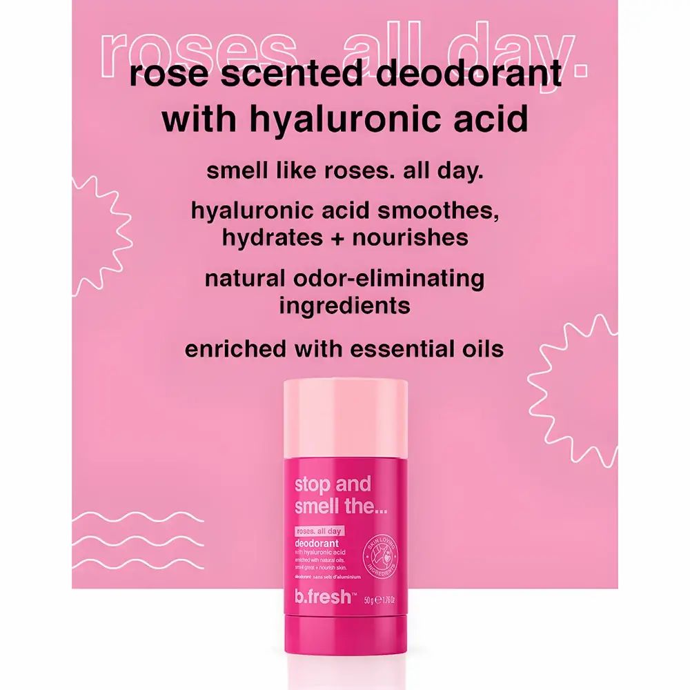 Rosa Deodorant-Stick vor Texttafel. Text: Rose scented deodorant with hyaluronic acid. B.fresh. Rosa Verpackung, weißer Deodorant-Kopf.