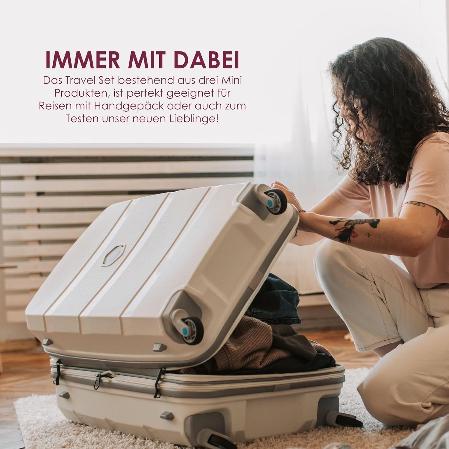 Frau öffnet einen weißen Koffer. Der Koffer ist teilweise mit Kleidung gefüllt.