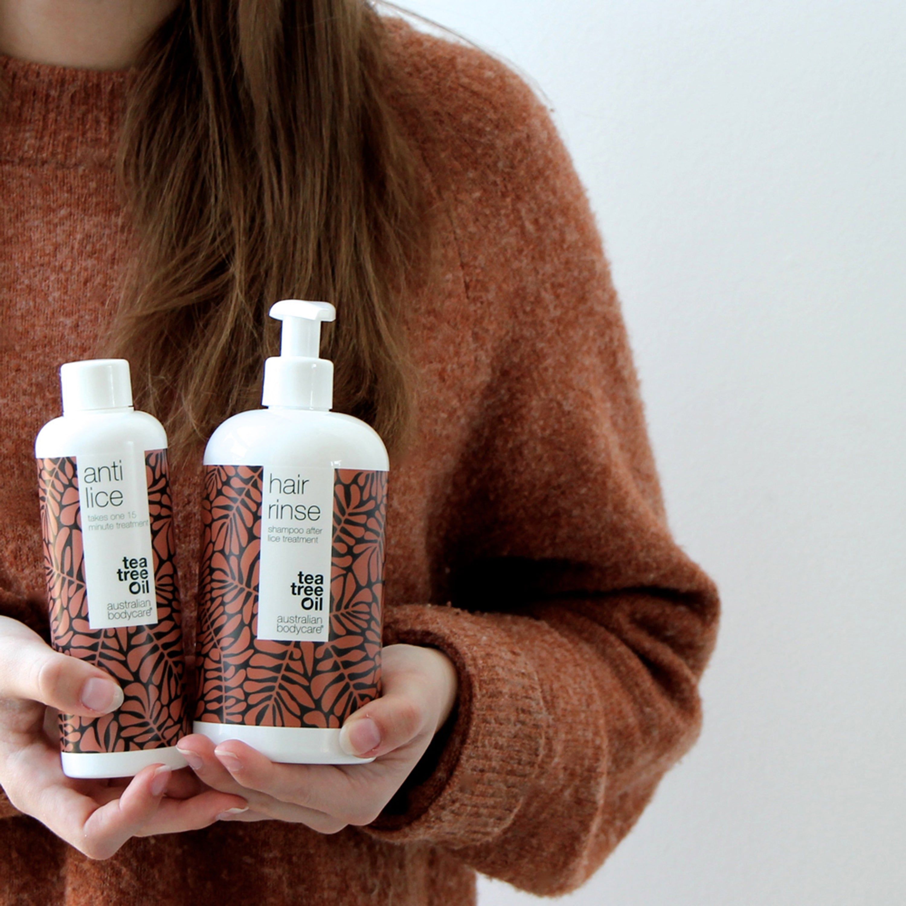 Zwei Flaschen mit "anti lice" und "hair rinse" Aufschrift. Marke: Australian Bodycare.