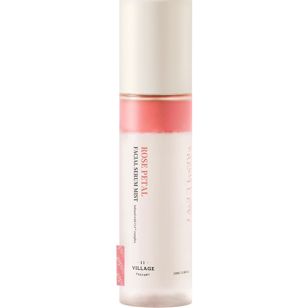 Gesichtsserum-Nebel. Weißer Behälter mit rosa Flüssigkeit. Text: ROSE PETAL FACIAL SERUM MIST. Marke: VILLAGE 11 FACTORY.