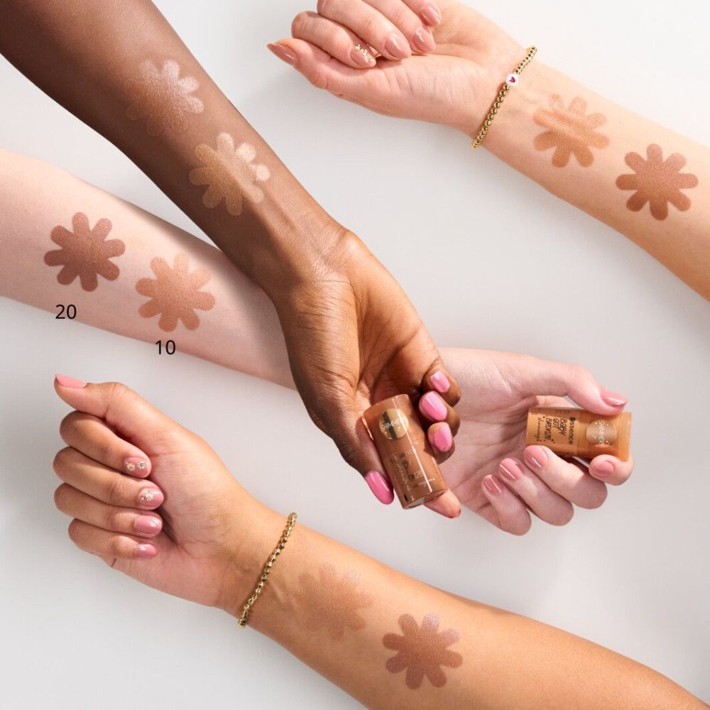 Arme mit Bronzer-Swatches in Blütenform. Auf den Armen sind verschiedene Hauttöne zu sehen.