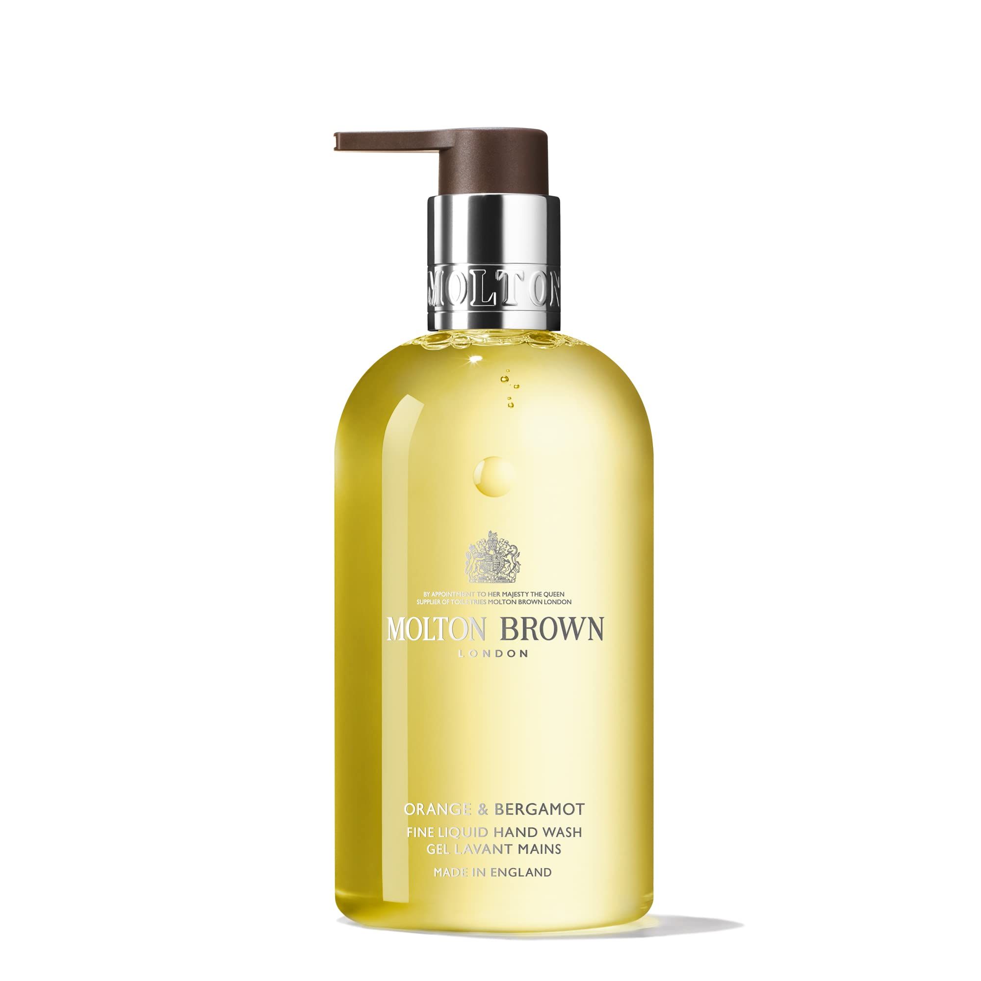 Gelbe Flüssigseife in einer Flasche mit Pumpe. Aufschrift: Molton Brown, Orange & Bergamot. Hergestellt in England.