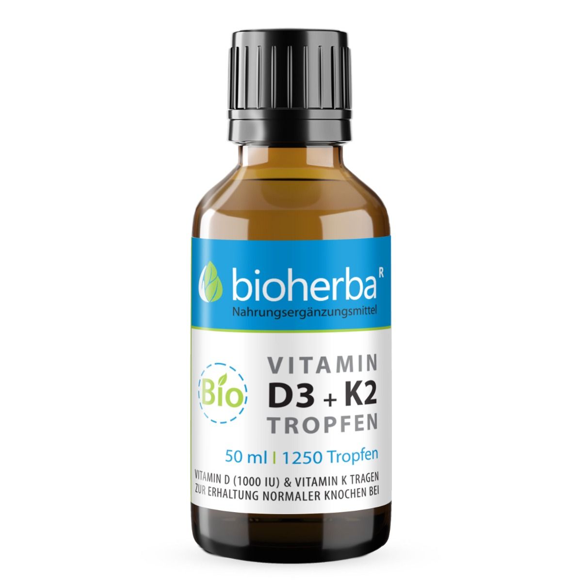 Braune Glasflasche mit schwarzem Deckel. Aufschrift: Bioherba Vitamin D3 + K2 Tropfen. 50 ml, 1250 Tropfen.
