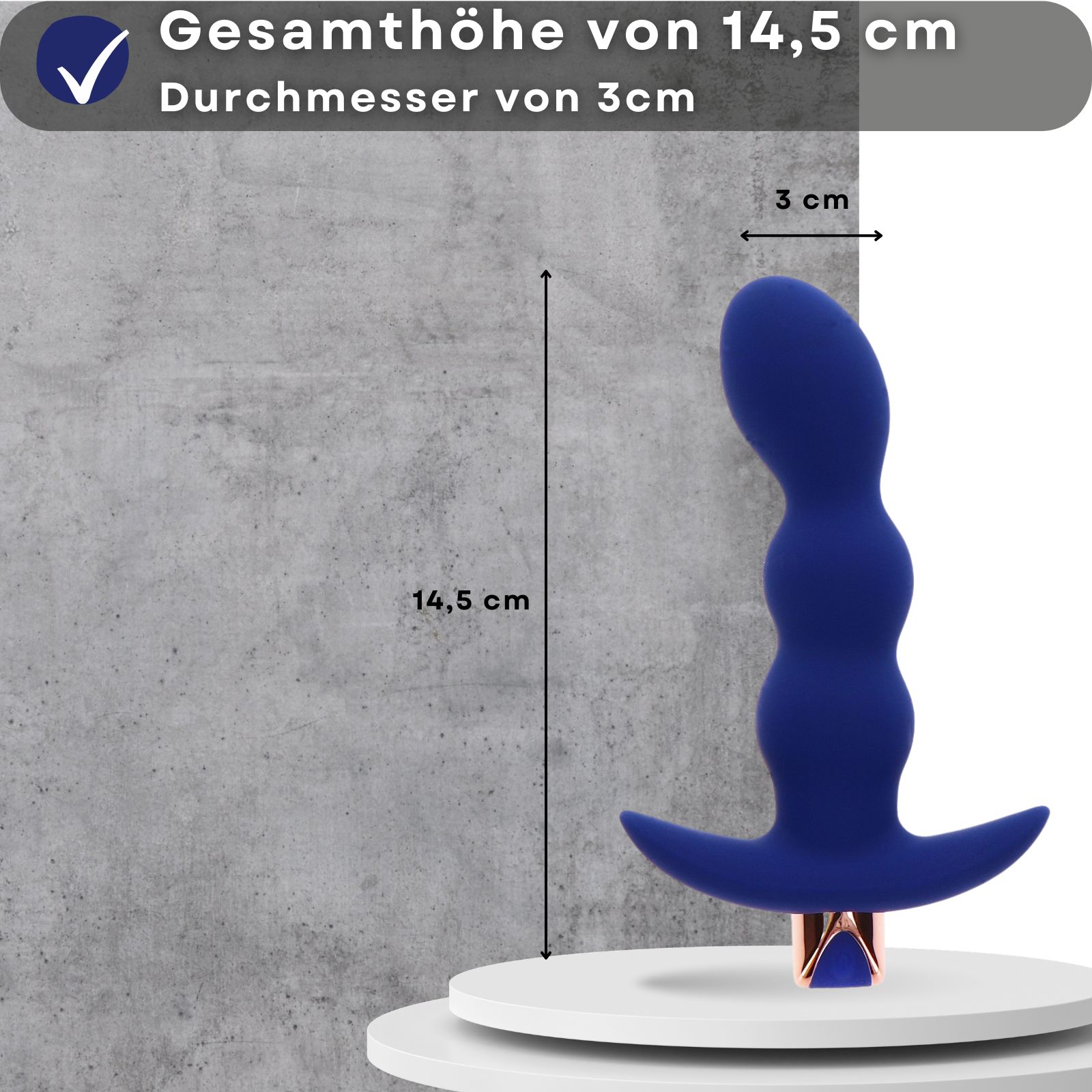 Blauer Analplug mit Größenangaben: 14,5 cm hoch, 3 cm Durchmesser. Auf Podest.