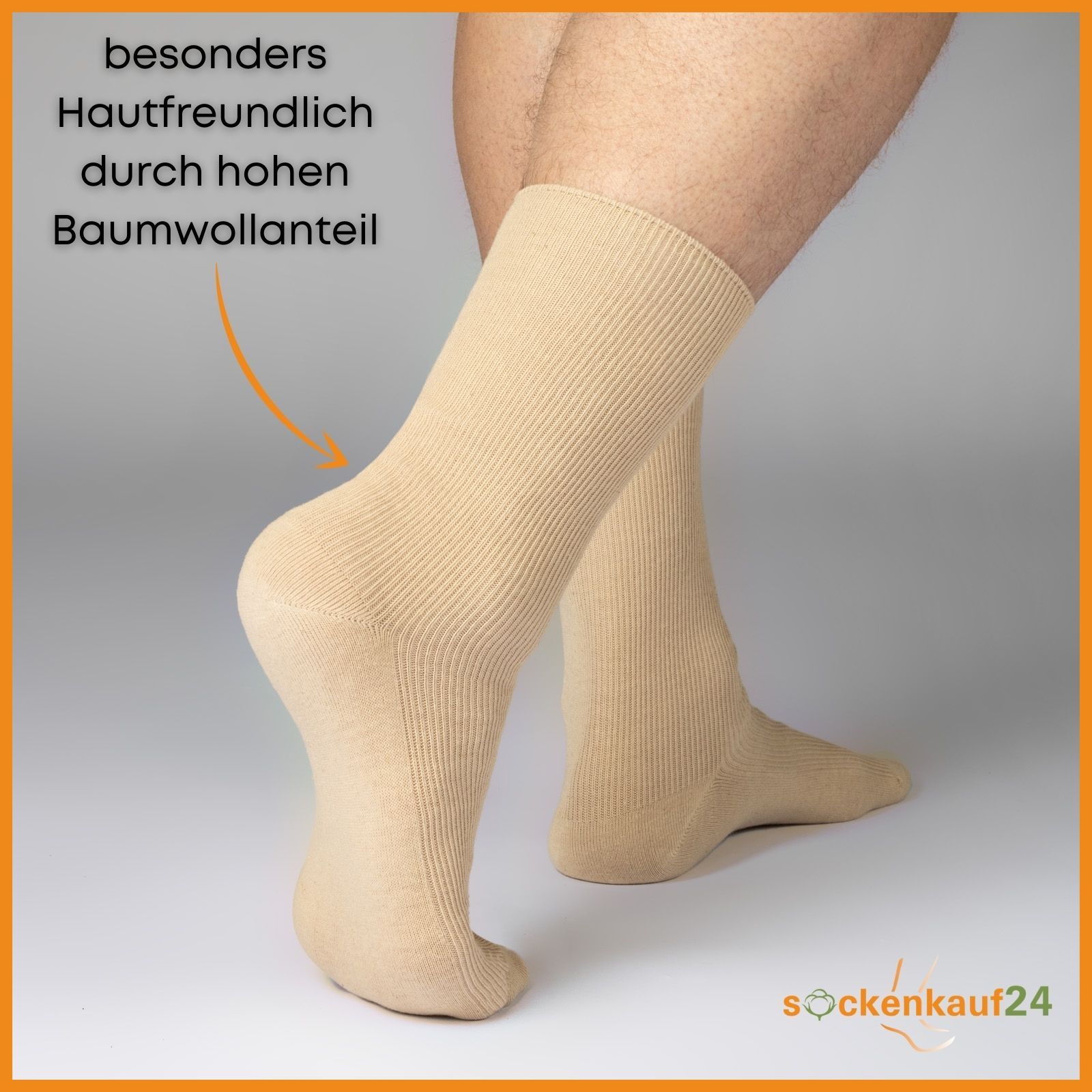 Beige Socke am Bein. Rippstrickmuster. Text: besonders hautfreundlich durch hohen Baumwollanteil.