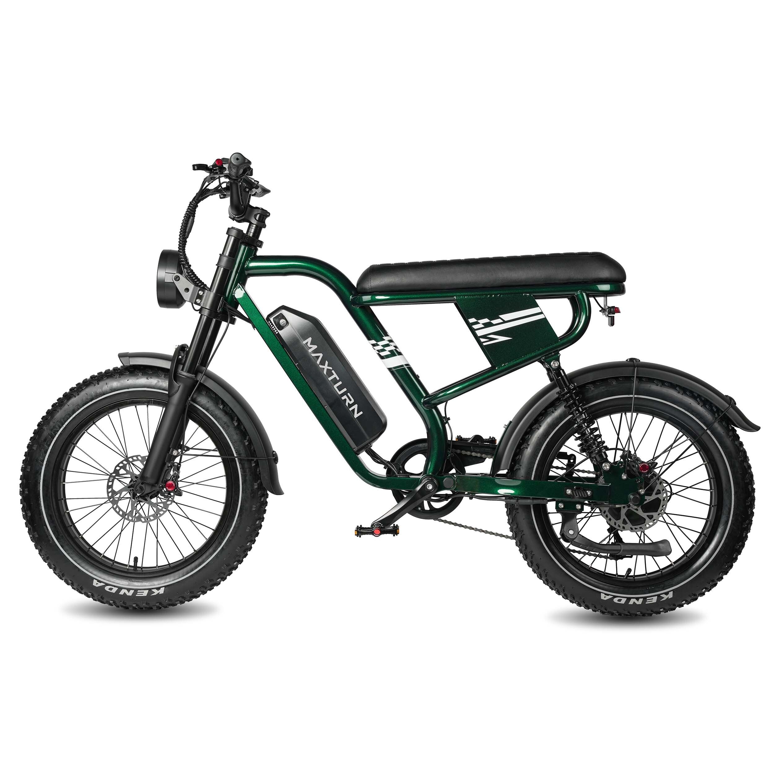 Grünes Elektro-Mountainbike mit schwarzem Sattel, Reifen und Schutzblechen. MAXTURN-Logo auf dem Akku. Seitenansicht.