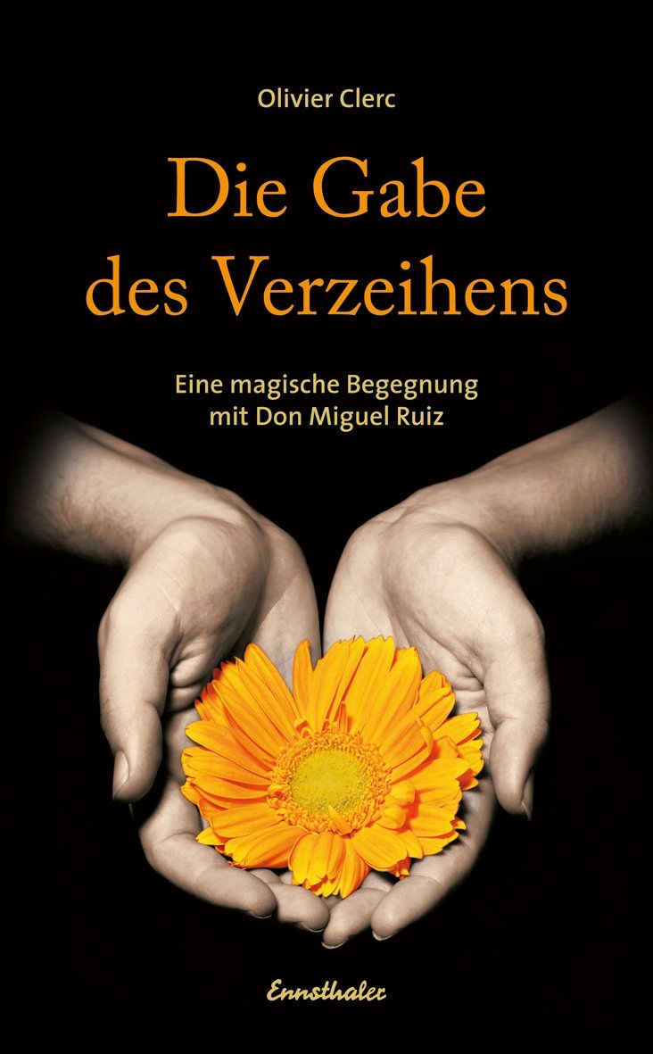 Buchcover mit Titel "Die Gabe des Verzeihens". Hände halten eine orangefarbene Blüte. Autor: Olivier Clerc. Verlag: Ennsthaler.