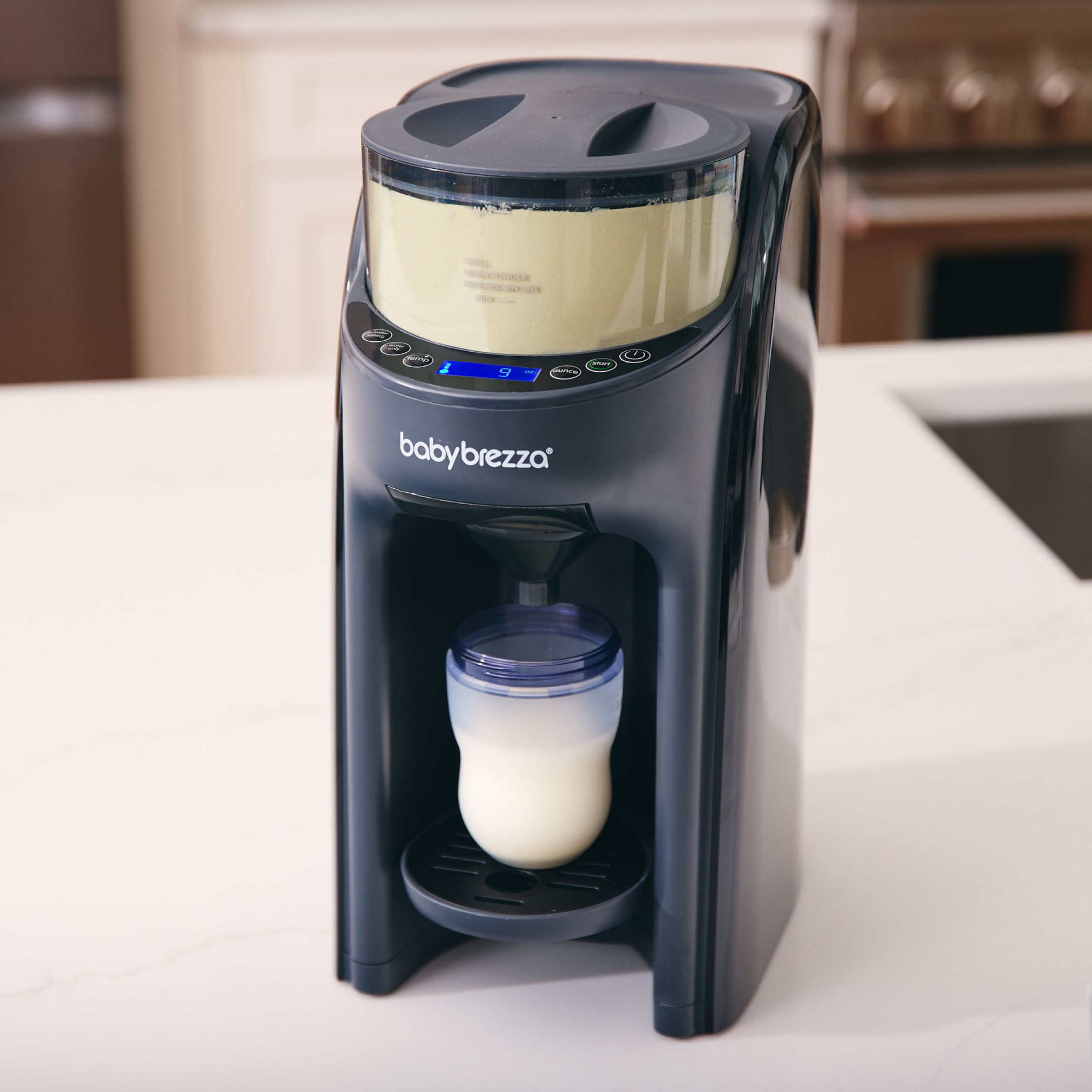 Baby Brezza Formula Pro Advanced: Automatischer Milchpulver-Zubereiter in einer Küche.