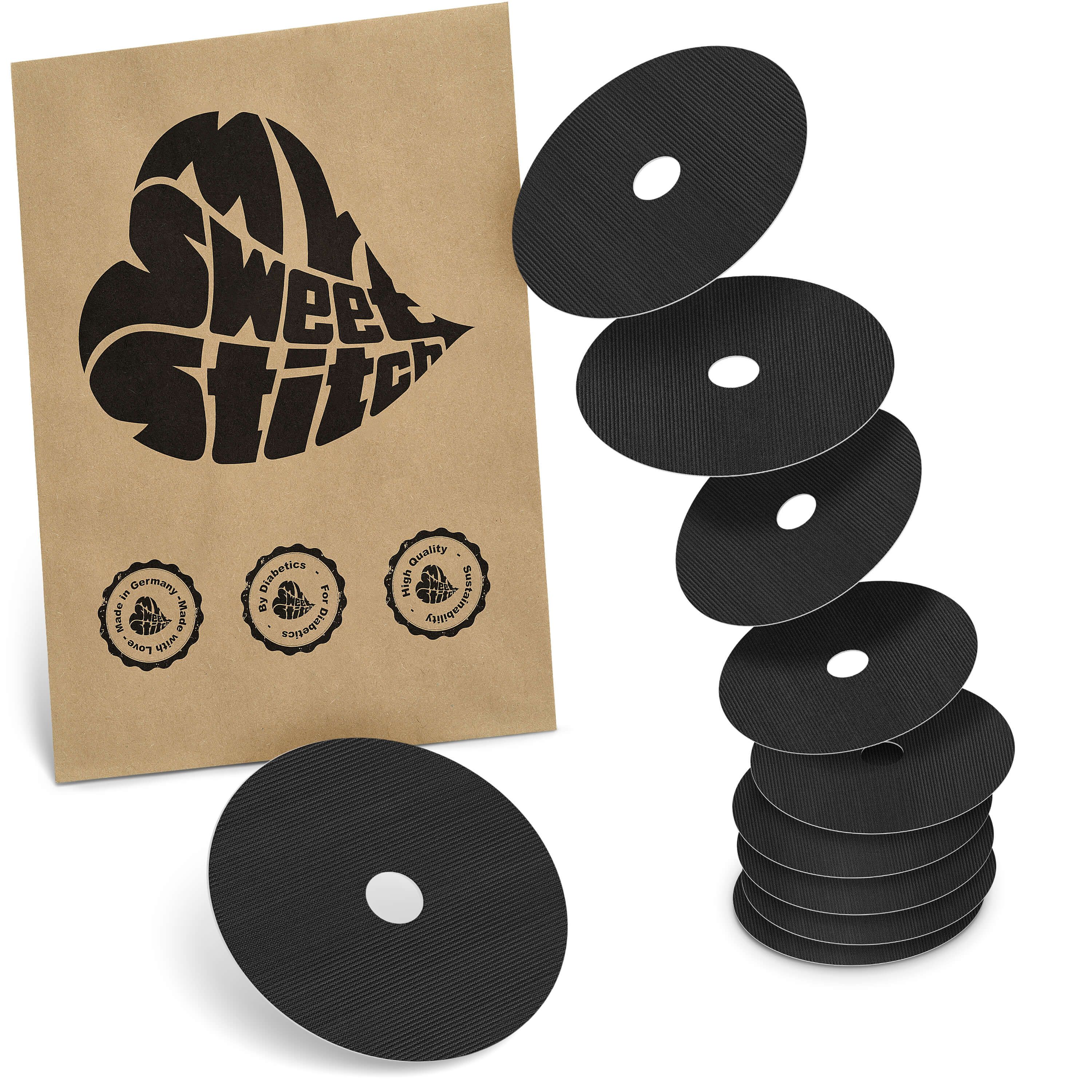 Braune Verpackung mit Logo MySweetStitch. Schwarze, runde Patches mit Loch. Einige Patches liegen daneben.