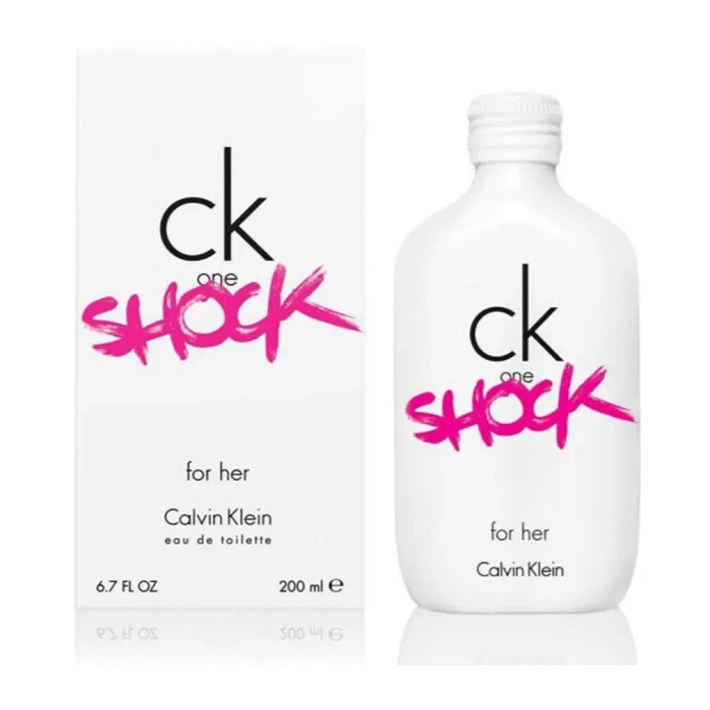Weiße Flasche und Verpackung mit "ck one SHOCK for her". Flasche mit weißem Verschluss. "Calvin Klein" ist sichtbar.