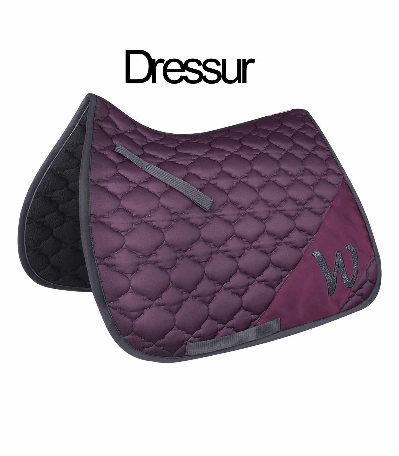 Schabracke Dressur, violett mit Steppung. Graue Einfassung und Gurt. Logo 'W'.