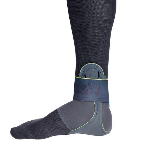 Knöchelbandage am Bein getragen. Dunkelblau mit gelben Akzenten. Bein in schwarzer Socke. Fuß und Knöchel sichtbar.