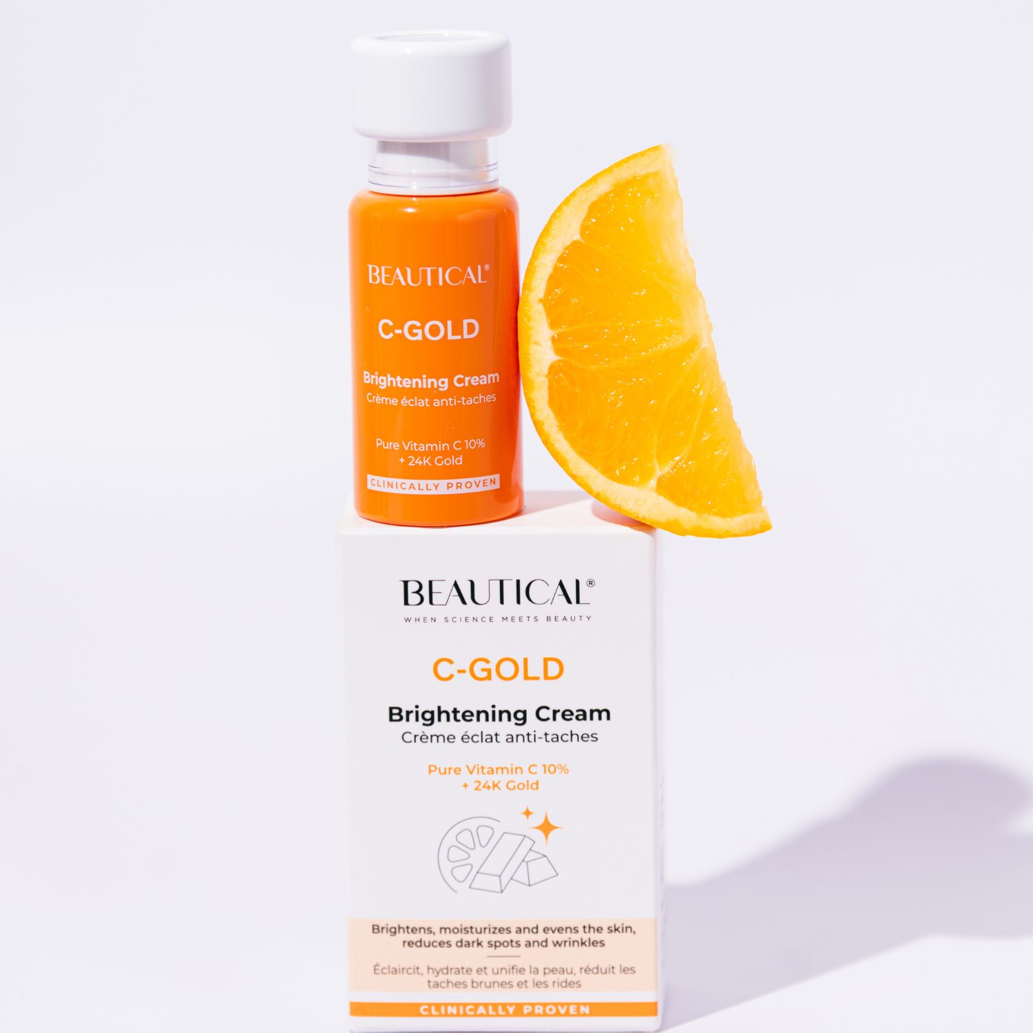 Produktflasche und Verpackung. Aufschrift: BEAUTICAL C-GOLD Brightening Cream. Orange-Scheibe.