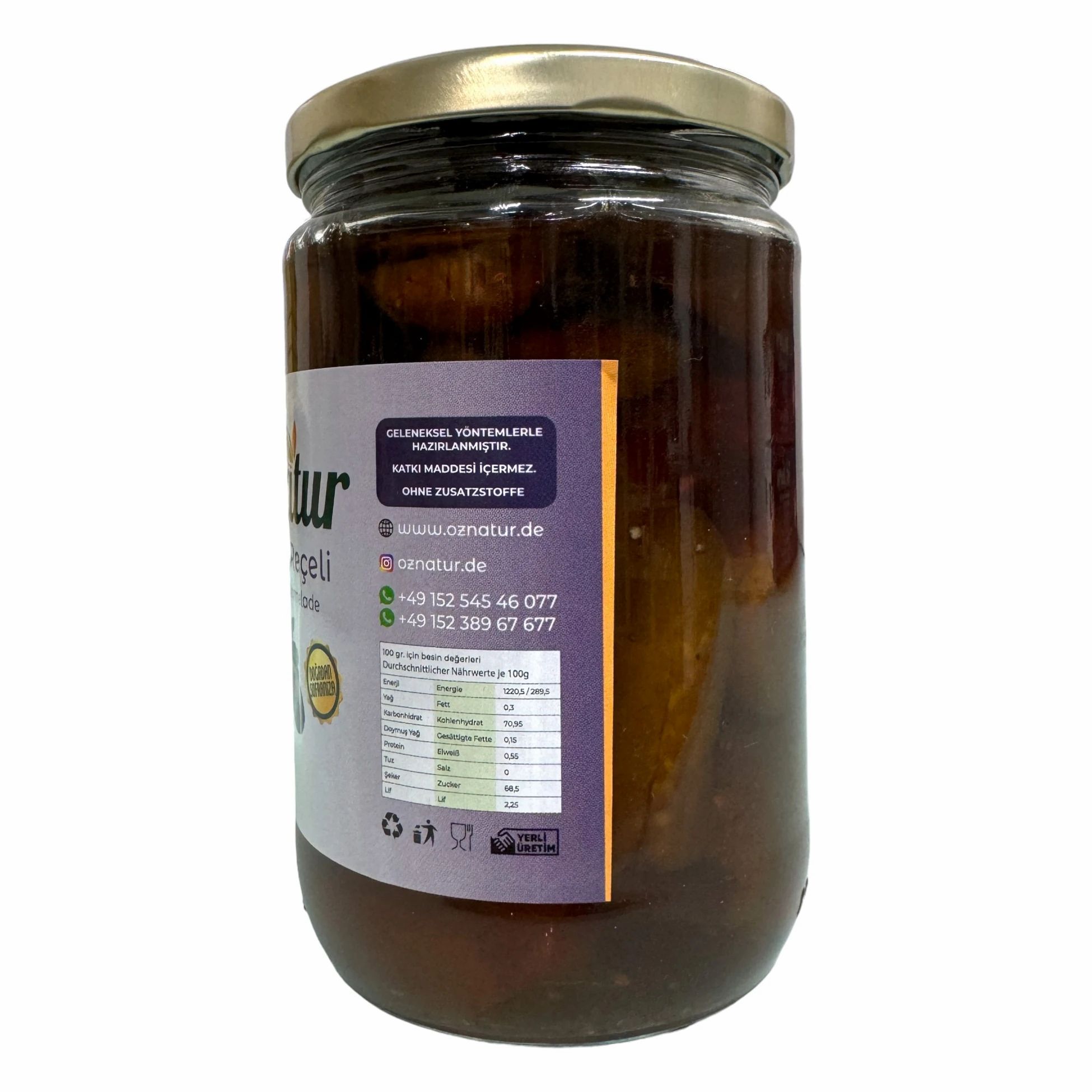 Glas mit türkischer Auberginen Konfitüre. Rückseite mit Etikett, Text und Produktinformationen.