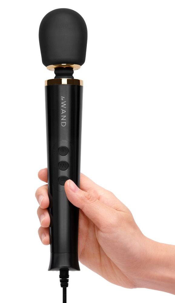 Schwarzes Wellness-Produkt in Hand gehalten. Goldfarbene Akzente. Drei Knöpfe. Kabelanschluss.