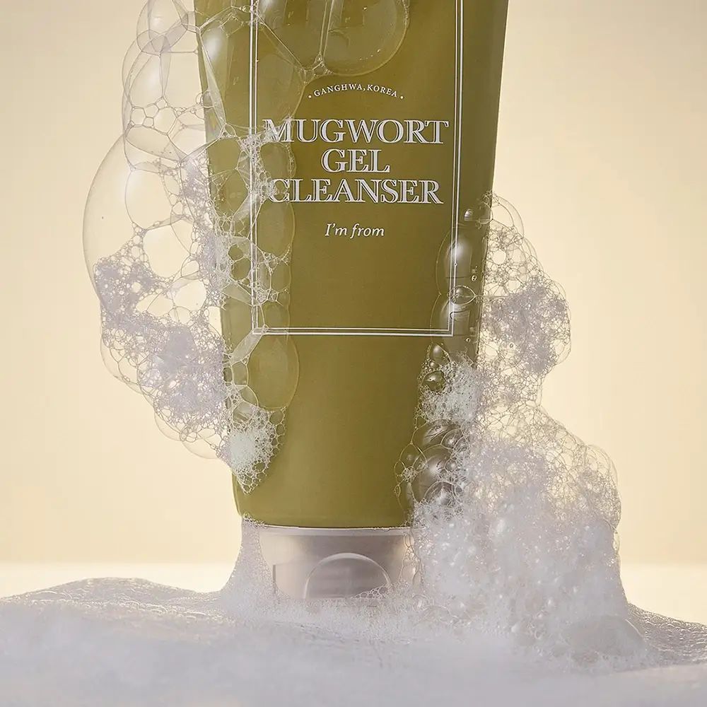 Grüne Tube mit Schaum umgeben. Aufschrift: MUGWORT GEL CLEANSER, I'M FROM.