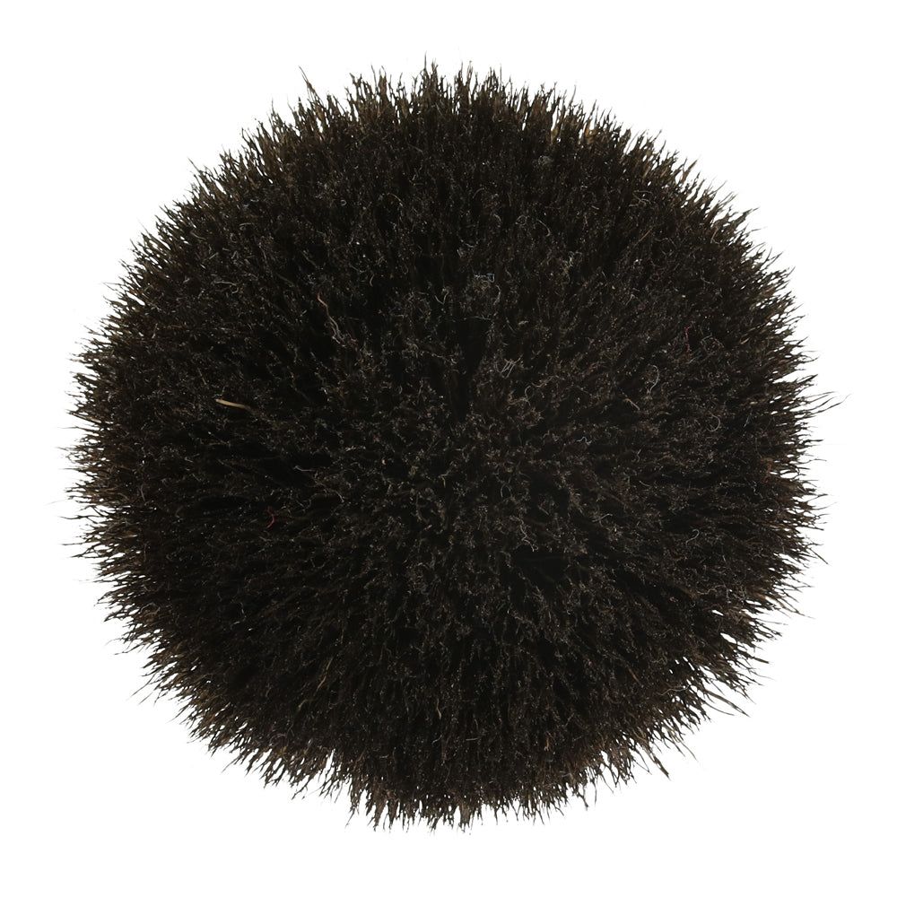 Draufsicht auf einen Rasierpinsel. Schwarze Borsten, rund und dicht.