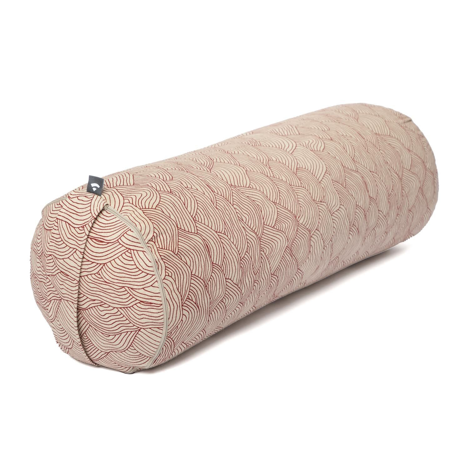 Yoga-Bolster mit rotem Wellenmuster auf beigem Stoff. Zylindrisch, abgerundete Enden.
