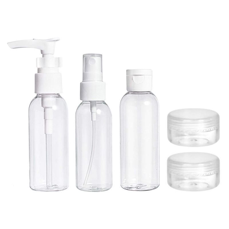 Set Reiseflaschen. Enthält eine Flasche mit Pumpe, eine mit Sprühkopf, eine mit Klappverschluss und zwei kleine Tiegel mit Deckel. Alle transparent.