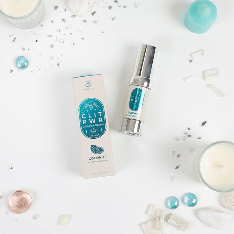 Produkt und Verpackung. Zylinderförmige Flasche und Karton mit Aufschrift CLIT PWR Coconut. Dekorative Elemente auf weißem Hintergrund.