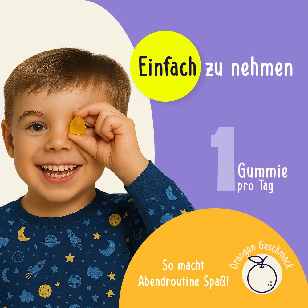 Junge hält ein gelbes Gummibärchen vor sein Auge. Text: Einfach zu nehmen. 1 Gummie pro Tag. Orangengeschmack. So macht Abendroutine Spaß!