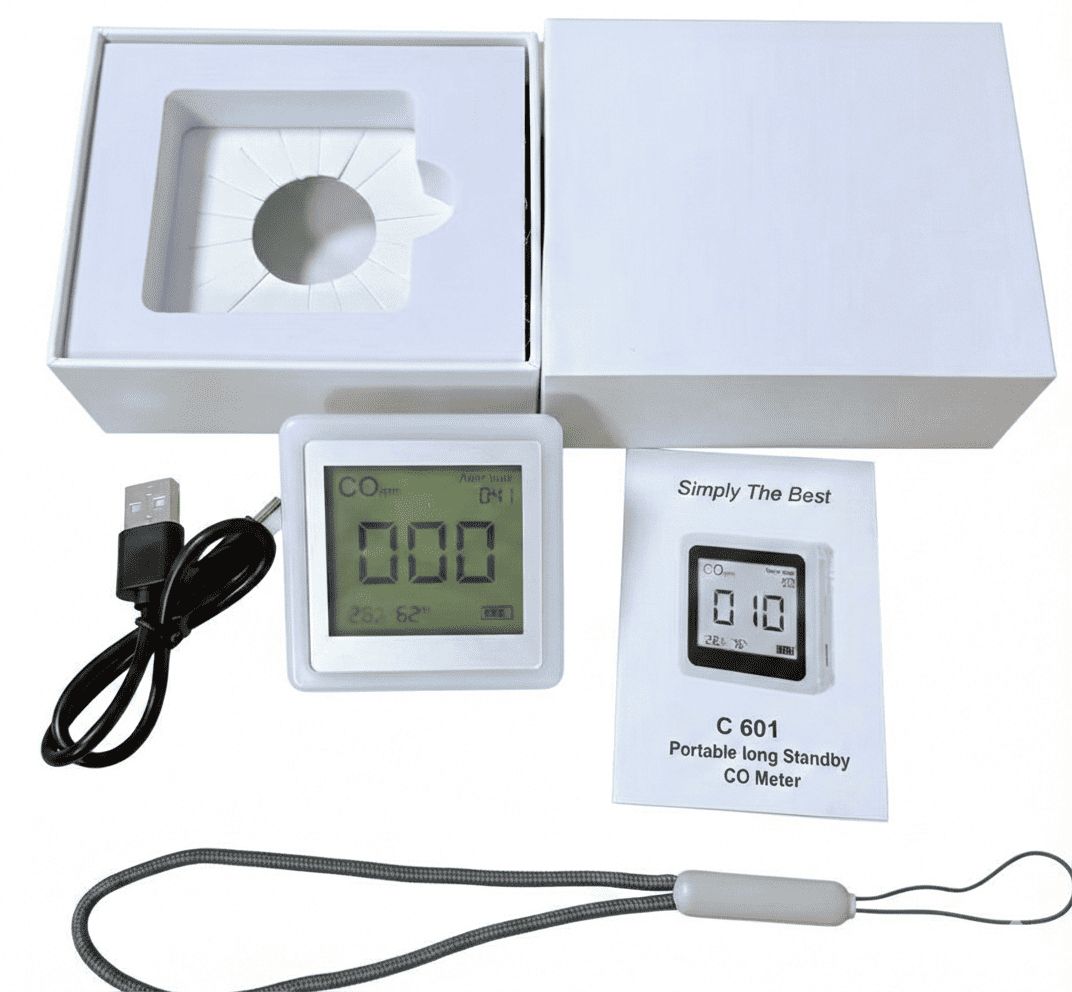 Tragbares CO-Messgerät mit Display, USB-Kabel, Handgelenkschlaufe und Broschüre in weißer Verpackung.