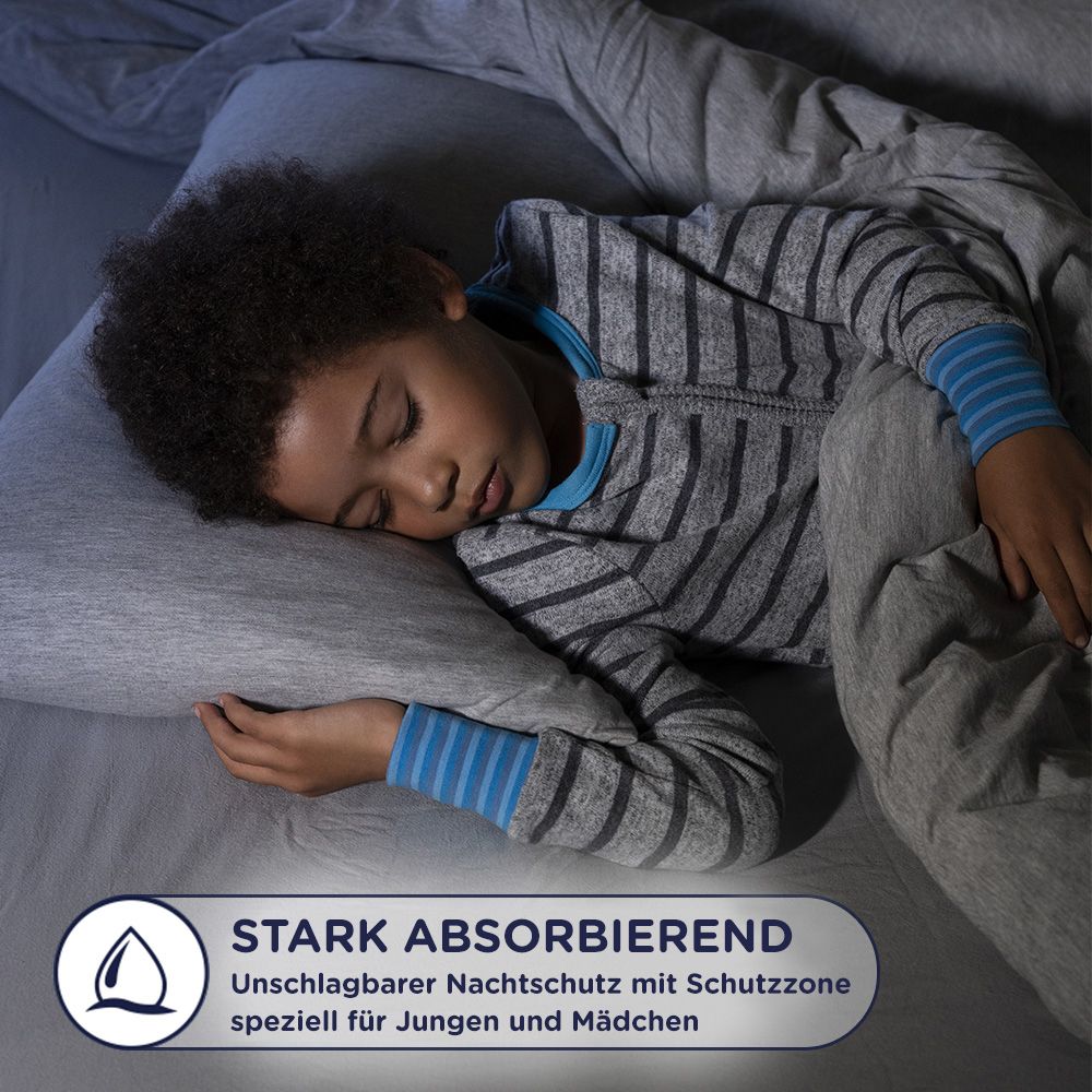 Junge schläft. Stark absorbierend. Nachtschutz mit Schutzzone speziell für Jungen. Huggies DryNites.