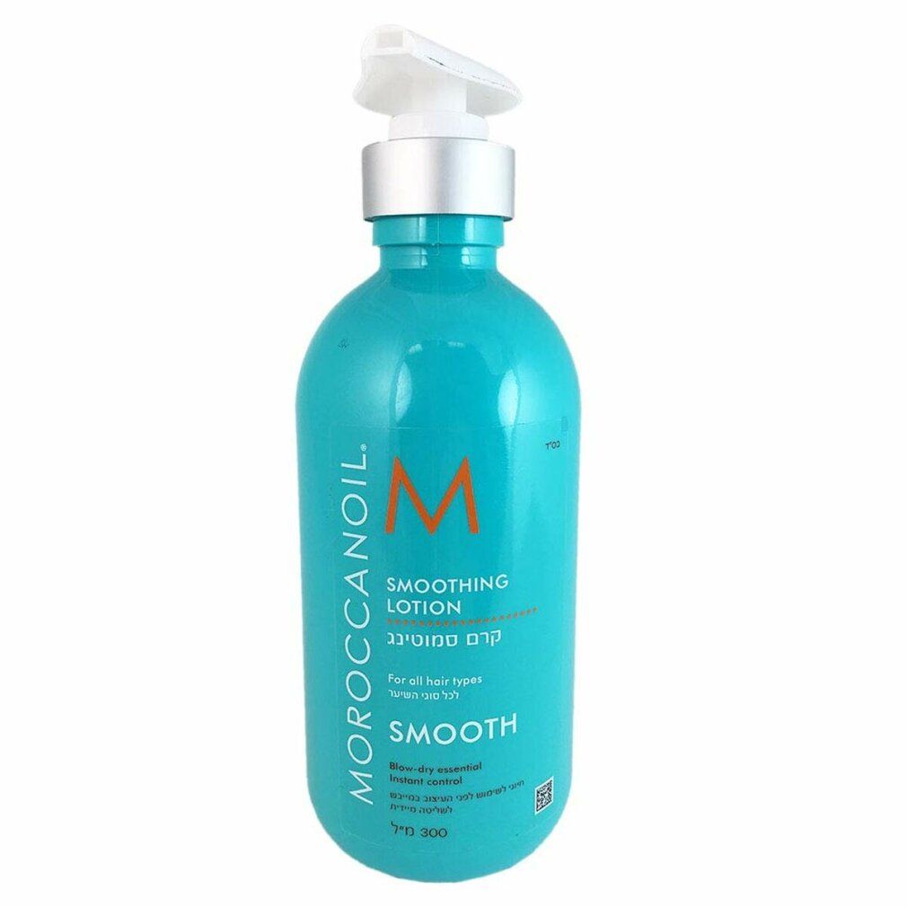 Türkisblaue Flasche mit Pumpe. Aufschrift: Moroccanoil, Smoothing Lotion, Smooth. Orangefarbenes M-Logo.