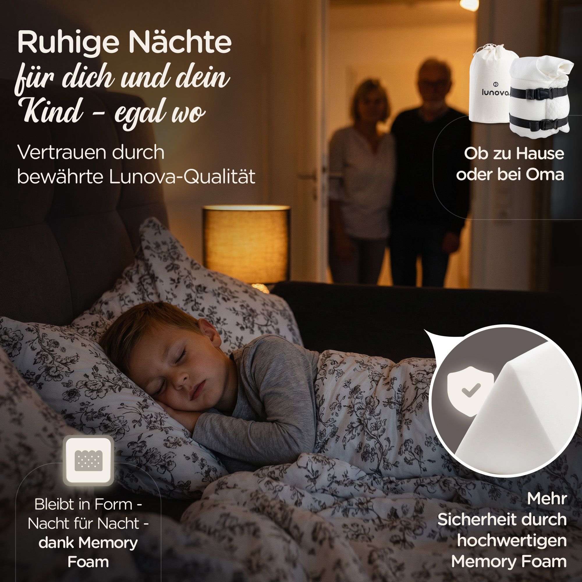 Kind schläft im Bett. Reisebeutel mit Bettgitter. Eltern im Hintergrund. Lunova-Qualität.
