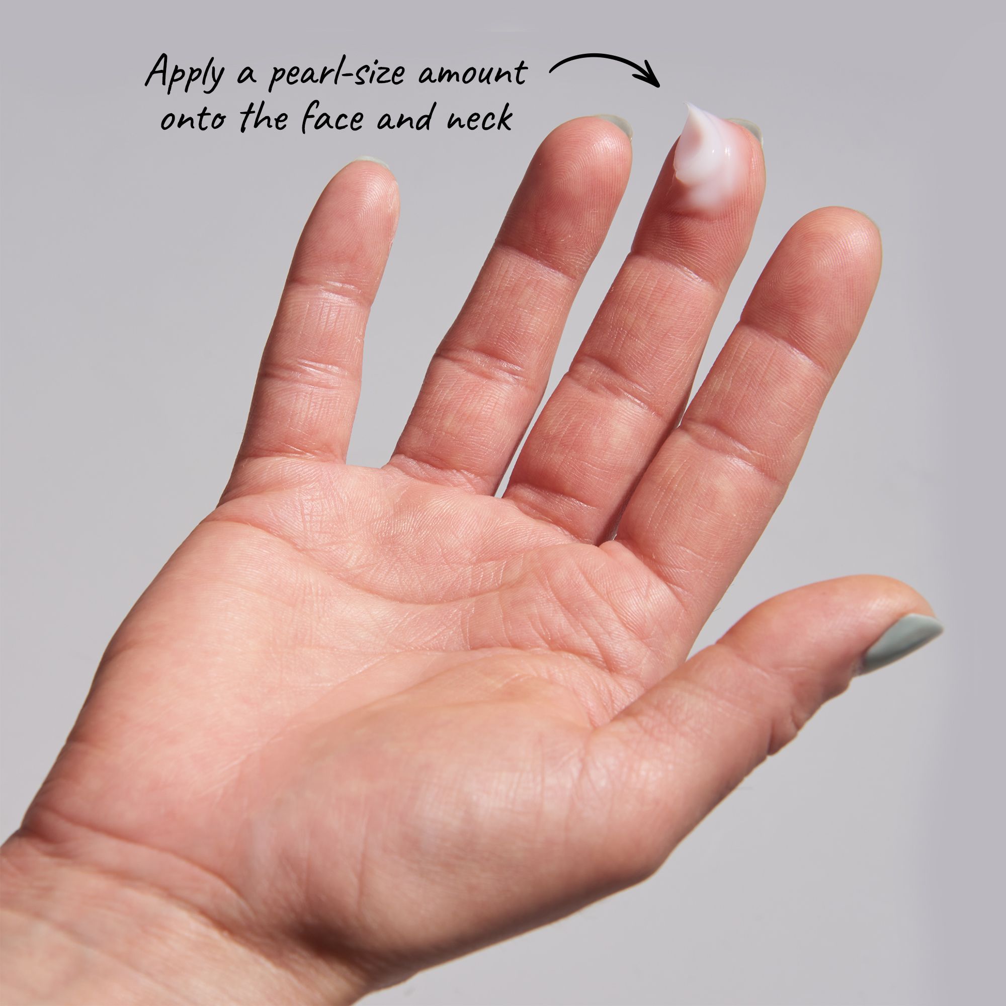 Hand mit Creme auf dem Finger. Text: "Tragen Sie eine erbsengroße Menge auf Gesicht und Hals auf".