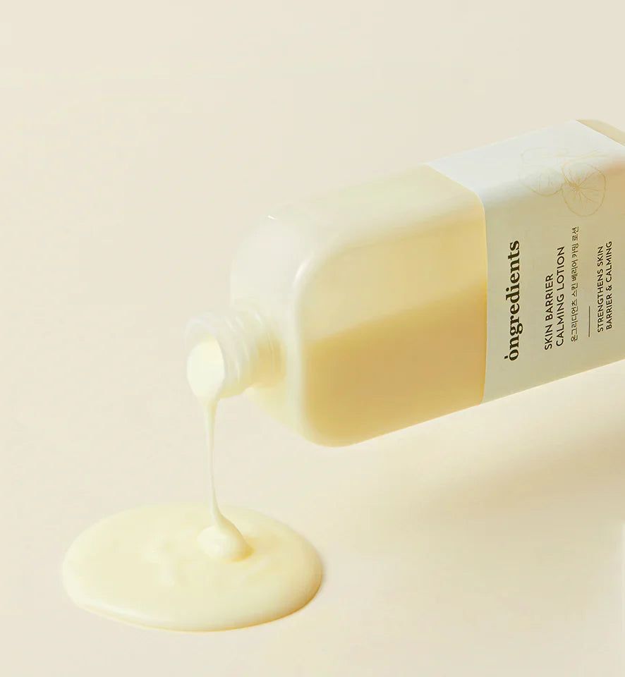ONGREDIENTS Skin Barrier Calming Lotion wird aus einer Flasche gegossen. Beruhigende Lotion für die Haut.
