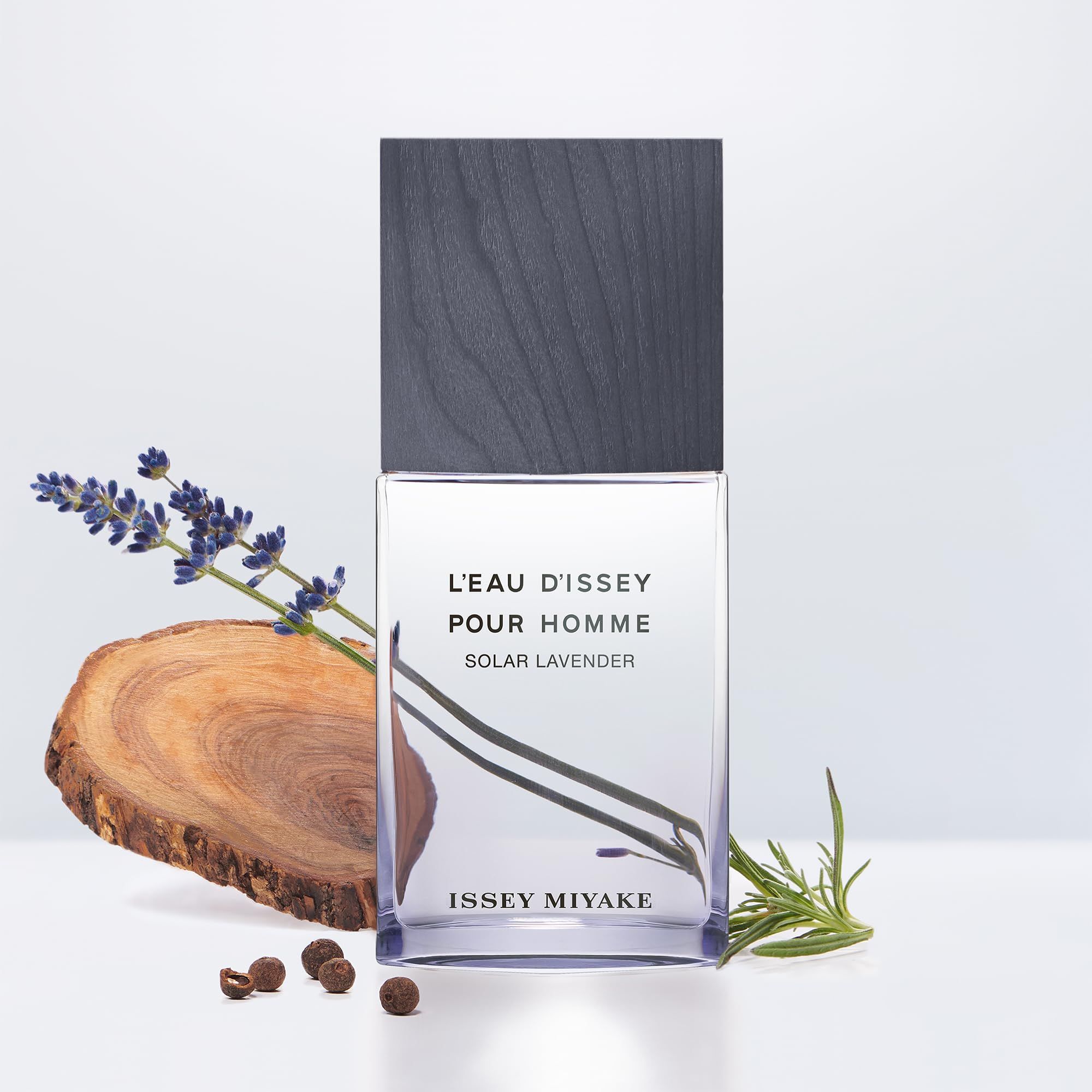 Flakon mit grauem Deckel, umgeben von Lavendel, Holz und Gewürzen. Aufschrift: L'EAU D'ISSEY POUR HOMME Solar Lavender.