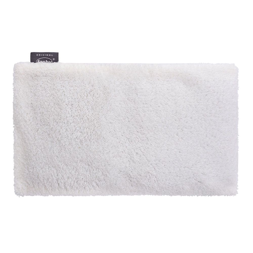 Rechteckiges Wärmekissen, weißes, flauschiges Material. Label an der Ecke.