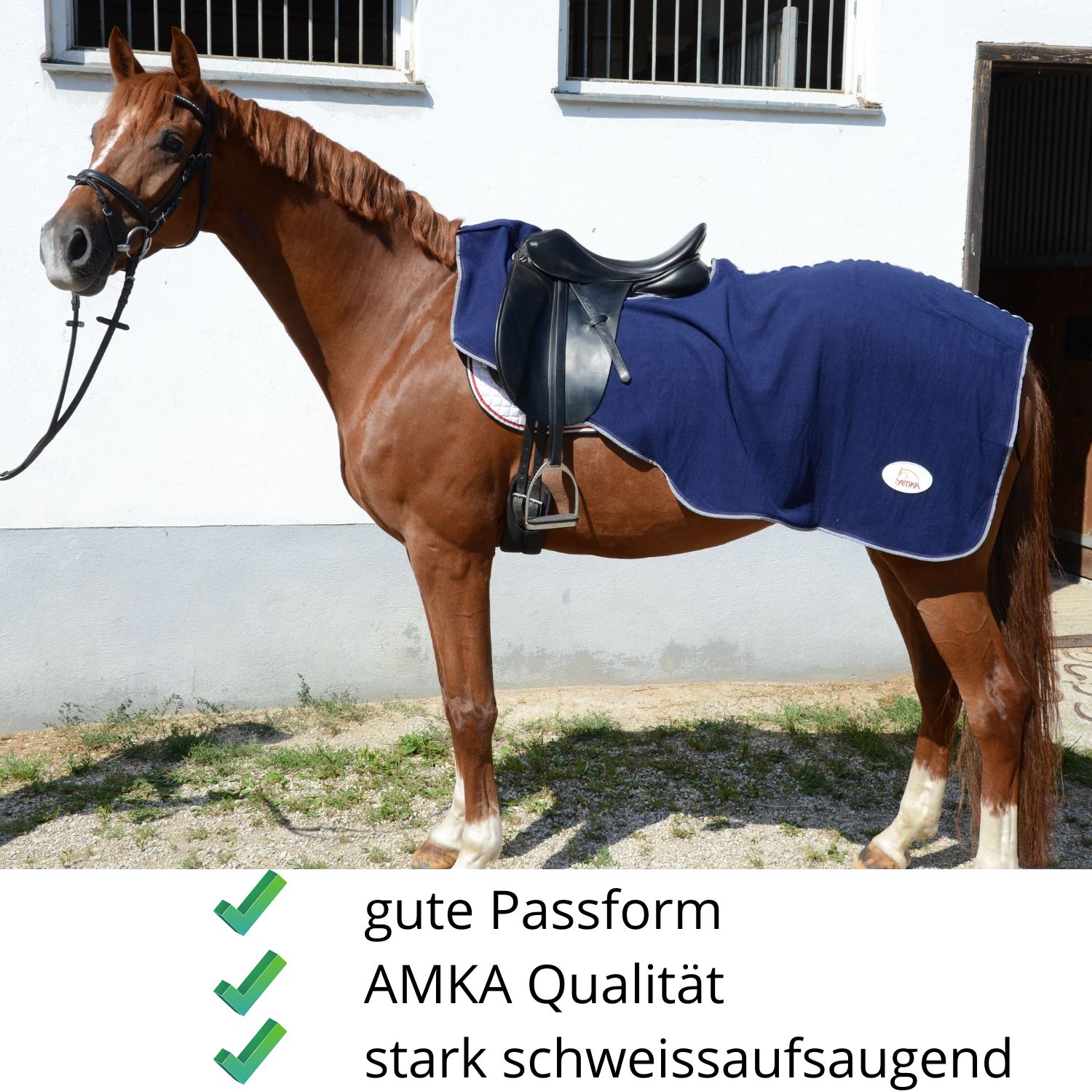 Pferd mit Sattel und blauer Decke. Text: gute Passform, AMKA Qualität, stark schweißaufsaugend.