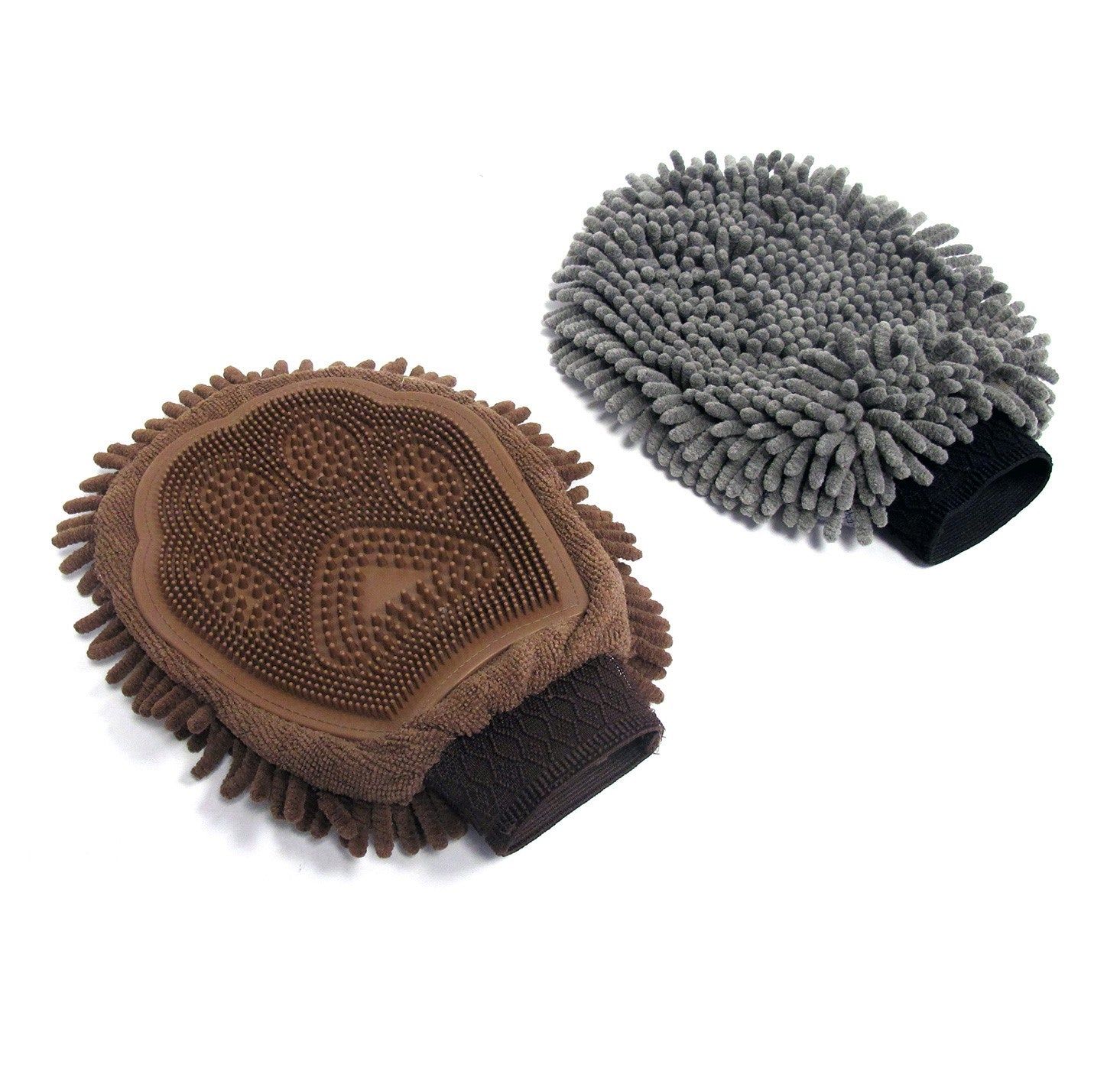 Zwei Trockenpfoten-Handschuhe. Einer braun, einer grau. Beide mit Mikrofasern und Noppen. Schwarze Bündchen.