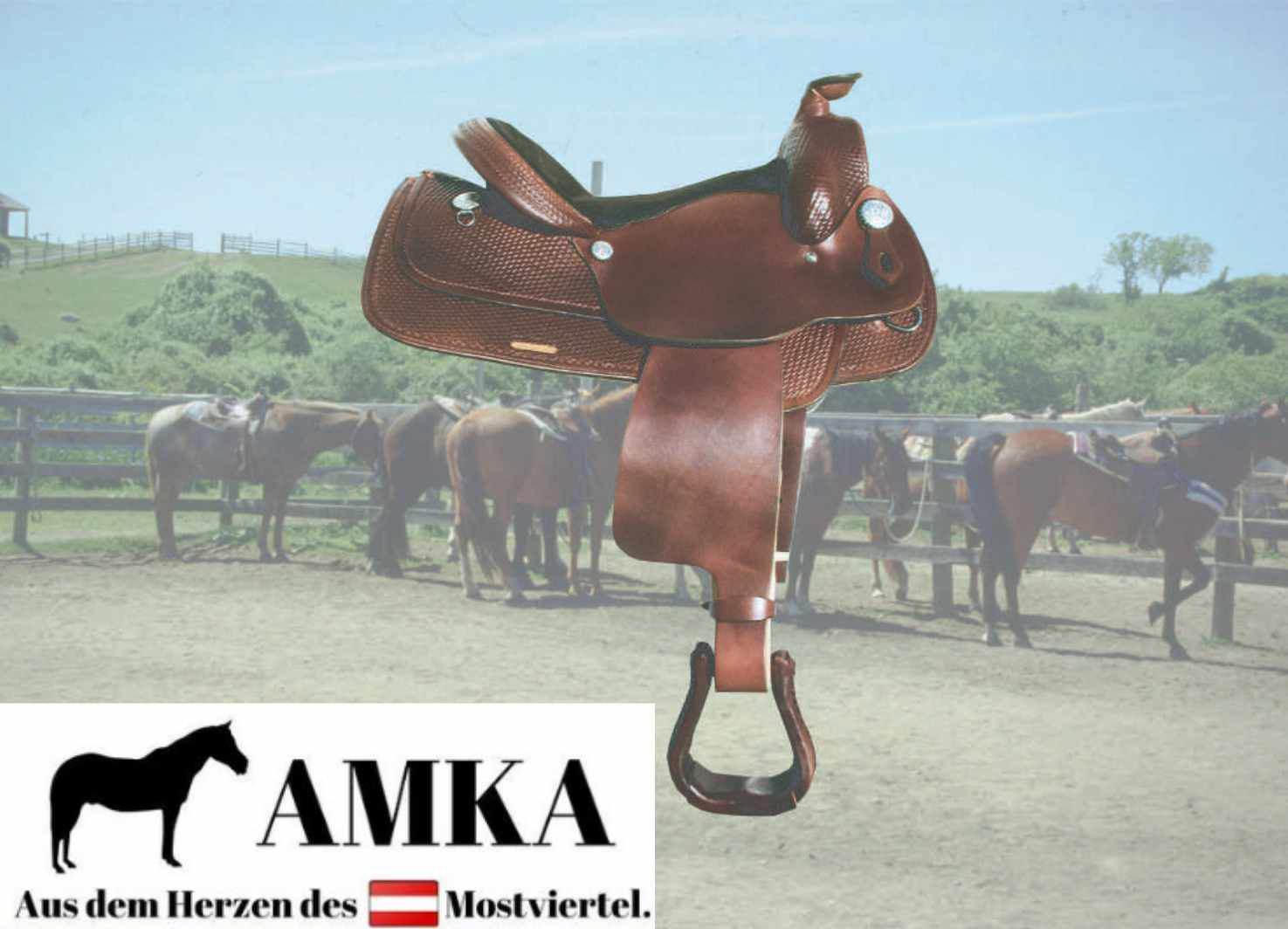 Brauner Westernsattel mit Steigbügeln. Im Hintergrund Pferde auf einer Weide. Logo: AMKA, Aus dem Herzen des Mostviertel.
