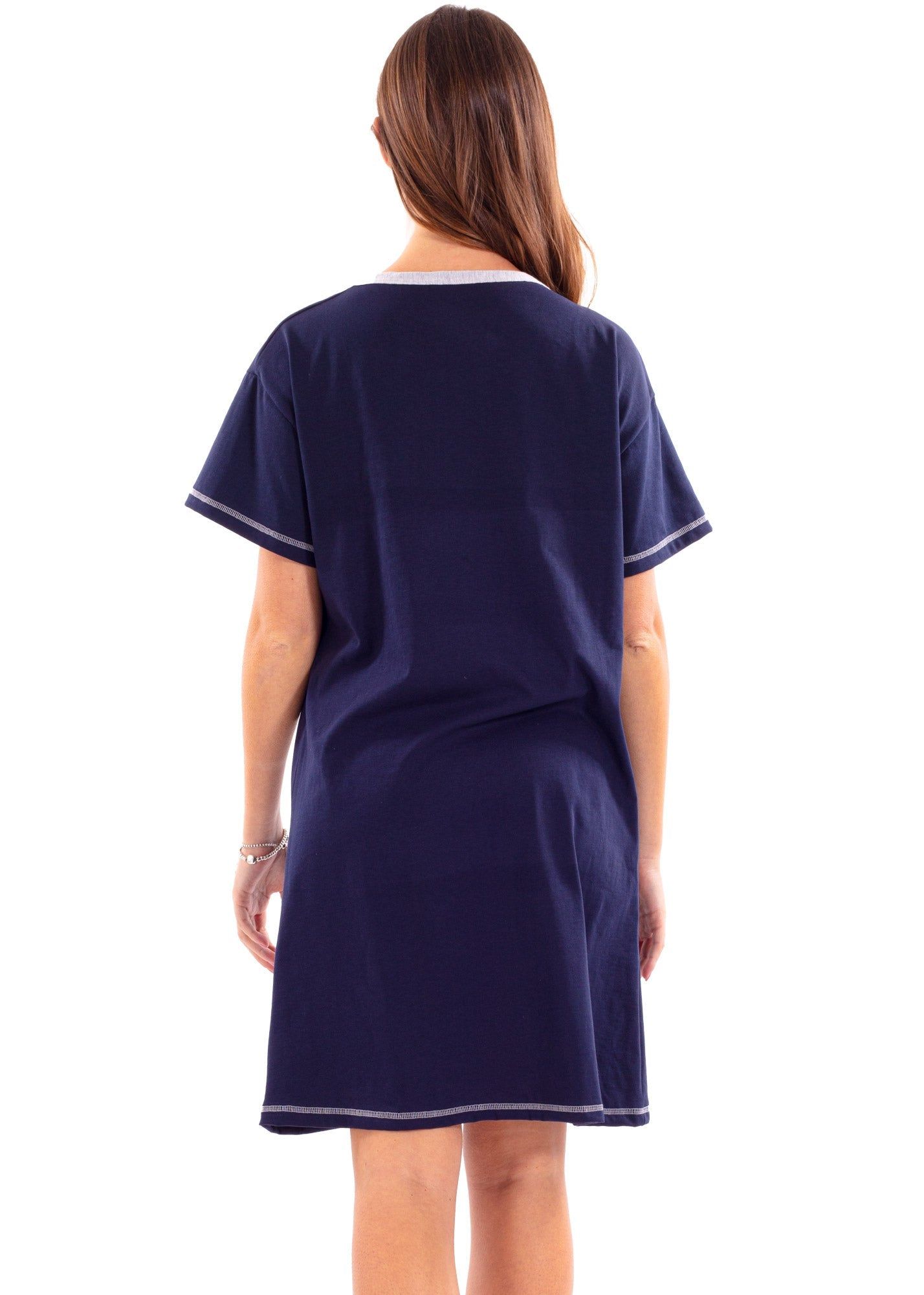 Blaues Baumwoll-Stillnachthemd mit doppelter Öffnung. Kurze Ärmel, weißer Saum und Nähte. Frau von hinten.